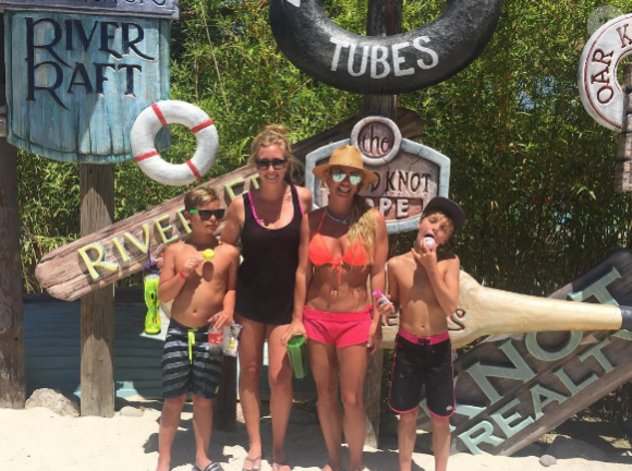 Britney Spears et ses enfants passent la journée dans un parc d'attractions aquatique à Los Angeles. Photo publiée sur Instagram, le 18 juillet 2016