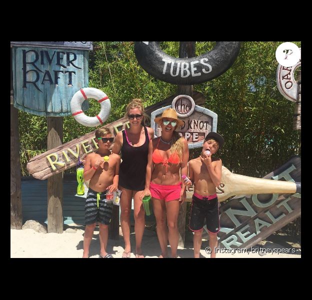 Britney Spears et ses enfants passent la journée dans un parc d'attractions aquatique à Los Angeles. Photo publiée sur Instagram, le 18 juillet 2016