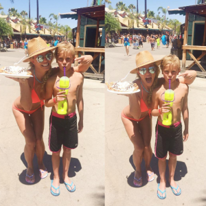 Britney Spears et ses enfants passent la journée dans un parc d'attractions aquatique à Los Angeles. Photo publiée sur Instagram, le 18 juillet 2016