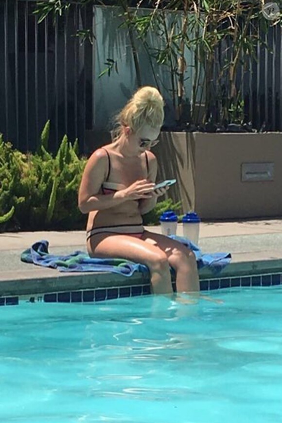 Exclusif - Britney Spears se relaxe au bord d'une piscine à Los Angeles, le 27 juin 2016