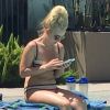 Exclusif - Britney Spears se relaxe au bord d'une piscine à Los Angeles, le 27 juin 2016