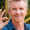 Denis Brogniart pose avec l'anneau pour "Koh-Lanta : L'île au trésor". Juillet 2016.