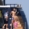 Le joueur de football français Karim Benzema en vacances avec des amis à Saint-Tropez, France, le 9 juillet 2016.