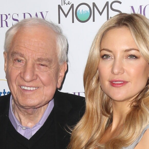 Garry Marshall, Kate Hudson lors de l'évènement "MOMS & Serta's Mother's Day Mamarazzi" à New York, le 28 avril 2016.