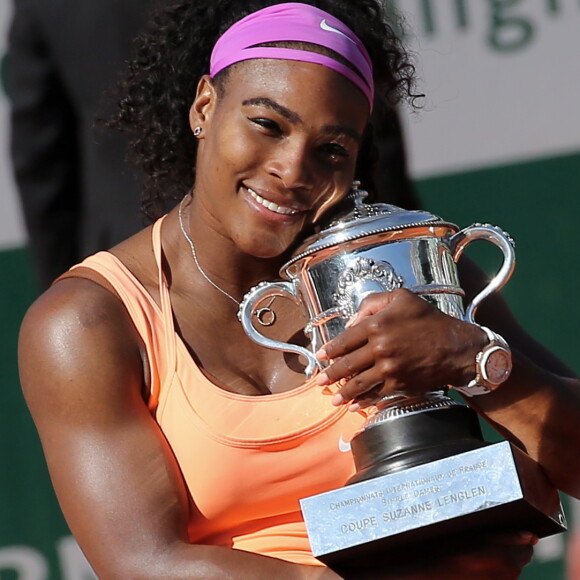 Serena Williams reçoit son trophée en remportant la finale des Internationaux de tennis de Roland-Garros à Paris, en battant Lucie Safarova, le 6 juin 2015.