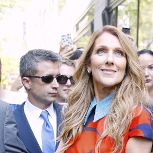 Céline Dion pose pour les photographes lorsqu'elle sort des studios de la NBC à New York. Le 21 juillet 2016