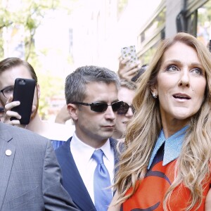 Céline Dion pose pour les photographes lorsqu'elle sort des studios de la NBC à New York. Le 21 juillet 2016