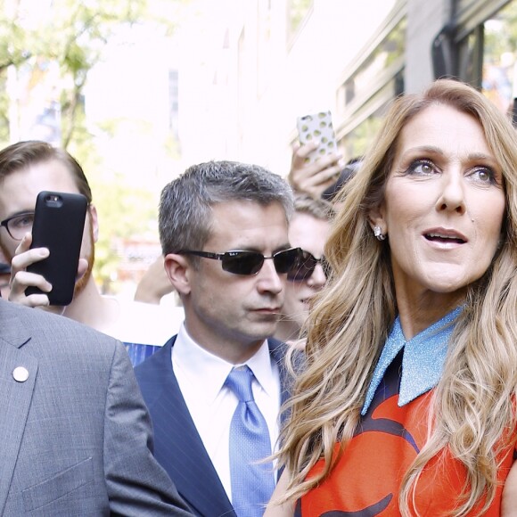 Céline Dion pose pour les photographes lorsqu'elle sort des studios de la NBC à New York. Le 21 juillet 2016