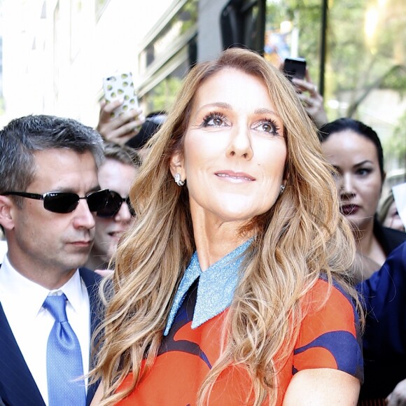 Céline Dion pose pour les photographes lorsqu'elle sort des studios de la NBC à New York. Le 21 juillet 2016