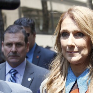 Céline Dion pose pour les photographes lorsqu'elle sort des studios de la NBC à New York. Le 21 juillet 2016
