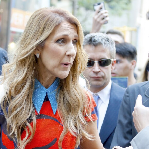 Céline Dion pose pour les photographes lorsqu'elle sort des studios de la NBC à New York. Le 21 juillet 2016