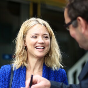 Virginie Efira, actrice, signe des autographes lors de la 2e édition du Festival Sofilm Summercamp à Nantes, le 1er juillet 2016.