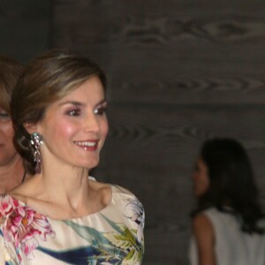 La reine Letizia d'Espagne, vêtue d'une robe Zara achetée en 2011 pour la modique somme de 39,95 euros, présidait le 21 juillet 2016 la remise des Prix nationaux de la mode à Madrid.