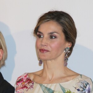 La reine Letizia d'Espagne, vêtue d'une robe Zara achetée en 2011 pour la modique somme de 39,95 euros, présidait le 21 juillet 2016 la remise des Prix nationaux de la mode à Madrid.