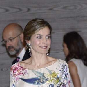 La reine Letizia d'Espagne, vêtue d'une robe Zara achetée en 2011 pour la modique somme de 39,95 euros, présidait le 21 juillet 2016 la remise des Prix nationaux de la mode à Madrid.