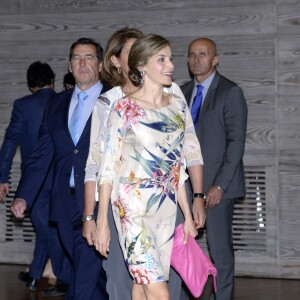 La reine Letizia d'Espagne, vêtue d'une robe Zara achetée en 2011 pour la modique somme de 39,95 euros, présidait le 21 juillet 2016 la remise des Prix nationaux de la mode à Madrid.