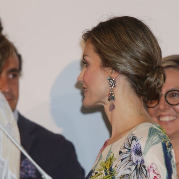 La reine Letizia d'Espagne, vêtue d'une robe Zara achetée en 2011 pour la modique somme de 39,95 euros, présidait le 21 juillet 2016 la remise des Prix nationaux de la mode à Madrid.