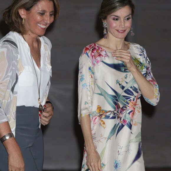 La reine Letizia d'Espagne, vêtue d'une robe Zara achetée en 2011 pour la modique somme de 39,95 euros, présidait le 21 juillet 2016 la remise des Prix nationaux de la mode à Madrid.