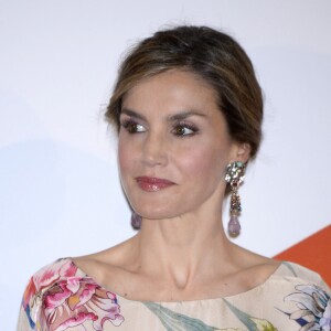 La reine Letizia d'Espagne, vêtue d'une robe Zara achetée en 2011 pour la modique somme de 39,95 euros, présidait le 21 juillet 2016 la remise des Prix nationaux de la mode à Madrid.