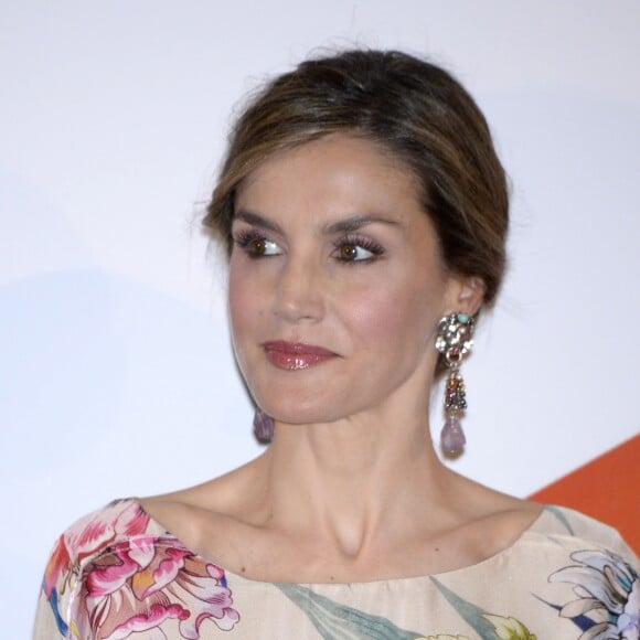 La reine Letizia d'Espagne, vêtue d'une robe Zara achetée en 2011 pour la modique somme de 39,95 euros, présidait le 21 juillet 2016 la remise des Prix nationaux de la mode à Madrid.