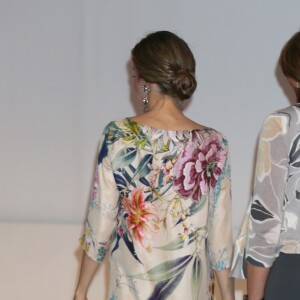 La reine Letizia d'Espagne, vêtue d'une robe Zara achetée en 2011 pour la modique somme de 39,95 euros, présidait le 21 juillet 2016 la remise des Prix nationaux de la mode à Madrid.