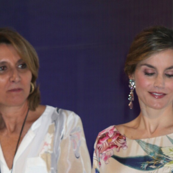 La reine Letizia d'Espagne, vêtue d'une robe Zara achetée en 2011 pour la modique somme de 39,95 euros, présidait le 21 juillet 2016 la remise des Prix nationaux de la mode à Madrid.
