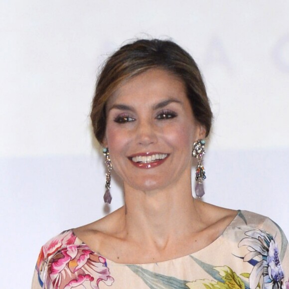 La reine Letizia d'Espagne, vêtue d'une robe Zara achetée en 2011 pour la modique somme de 39,95 euros, présidait le 21 juillet 2016 la remise des Prix nationaux de la mode à Madrid.