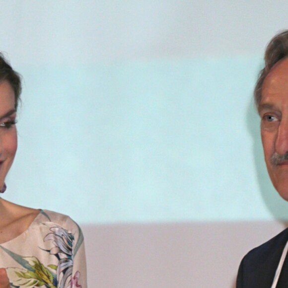 La reine Letizia d'Espagne, vêtue d'une robe Zara achetée en 2011 pour la modique somme de 39,95 euros, présidait le 21 juillet 2016 la remise des Prix nationaux de la mode à Madrid.