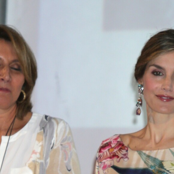 La reine Letizia d'Espagne, vêtue d'une robe Zara achetée en 2011 pour la modique somme de 39,95 euros, présidait le 21 juillet 2016 la remise des Prix nationaux de la mode à Madrid.