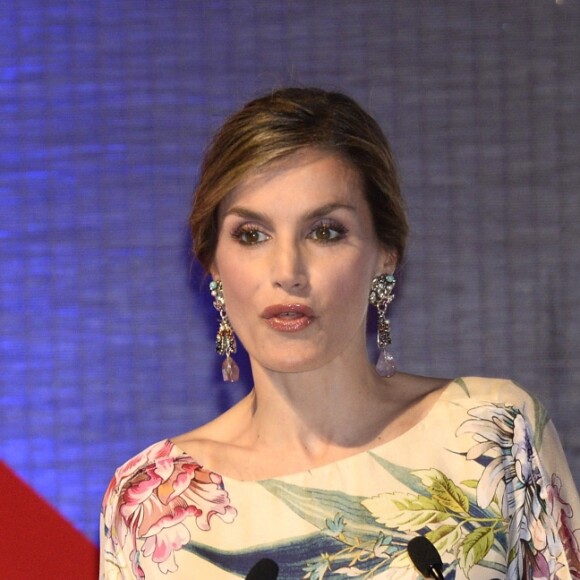 La reine Letizia d'Espagne, vêtue d'une robe Zara achetée en 2011 pour la modique somme de 39,95 euros, présidait le 21 juillet 2016 la remise des Prix nationaux de la mode à Madrid.
