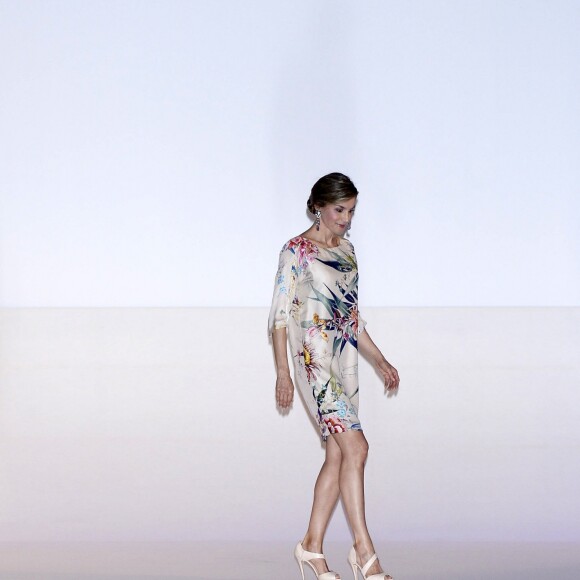 La reine Letizia d'Espagne, vêtue d'une robe Zara achetée en 2011 pour la modique somme de 39,95 euros, présidait le 21 juillet 2016 la remise des Prix nationaux de la mode à Madrid.