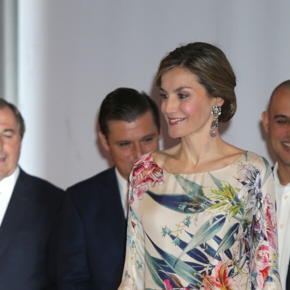 La reine Letizia d'Espagne, vêtue d'une robe Zara achetée en 2011 pour la modique somme de 39,95 euros, présidait le 21 juillet 2016 la remise des Prix nationaux de la mode à Madrid.