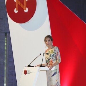 La reine Letizia d'Espagne, vêtue d'une robe Zara achetée en 2011 pour la modique somme de 39,95 euros, présidait le 21 juillet 2016 la remise des Prix nationaux de la mode à Madrid.