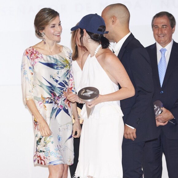 La reine Letizia d'Espagne, vêtue d'une robe Zara achetée en 2011 pour la modique somme de 39,95 euros, présidait le 21 juillet 2016 la remise des Prix nationaux de la mode à Madrid.