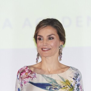 La reine Letizia d'Espagne, vêtue d'une robe Zara achetée en 2011 pour la modique somme de 39,95 euros, présidait le 21 juillet 2016 la remise des Prix nationaux de la mode à Madrid.