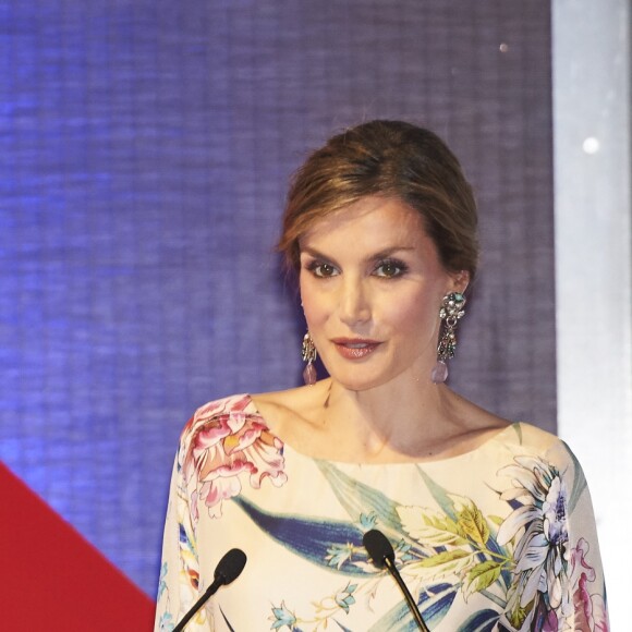 La reine Letizia d'Espagne, vêtue d'une robe Zara achetée en 2011 pour la modique somme de 39,95 euros, présidait le 21 juillet 2016 la remise des Prix nationaux de la mode à Madrid.