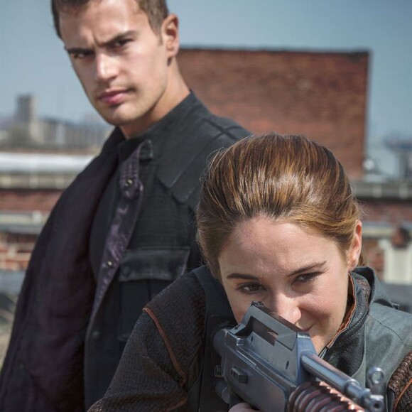 Shailene Woodley et Theo James dans la saga Divergente.