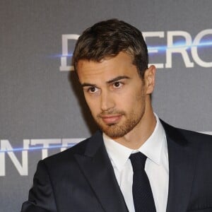 Theo James lors de la première du film "Divergente" à Madrid, le 3 avril 2014.