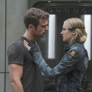 Shailene Woodley et Theo James dans Divergente 3.