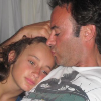 Anthony Delon et sa fille Liv : Moment de tendresse sous le soleil des Bahamas