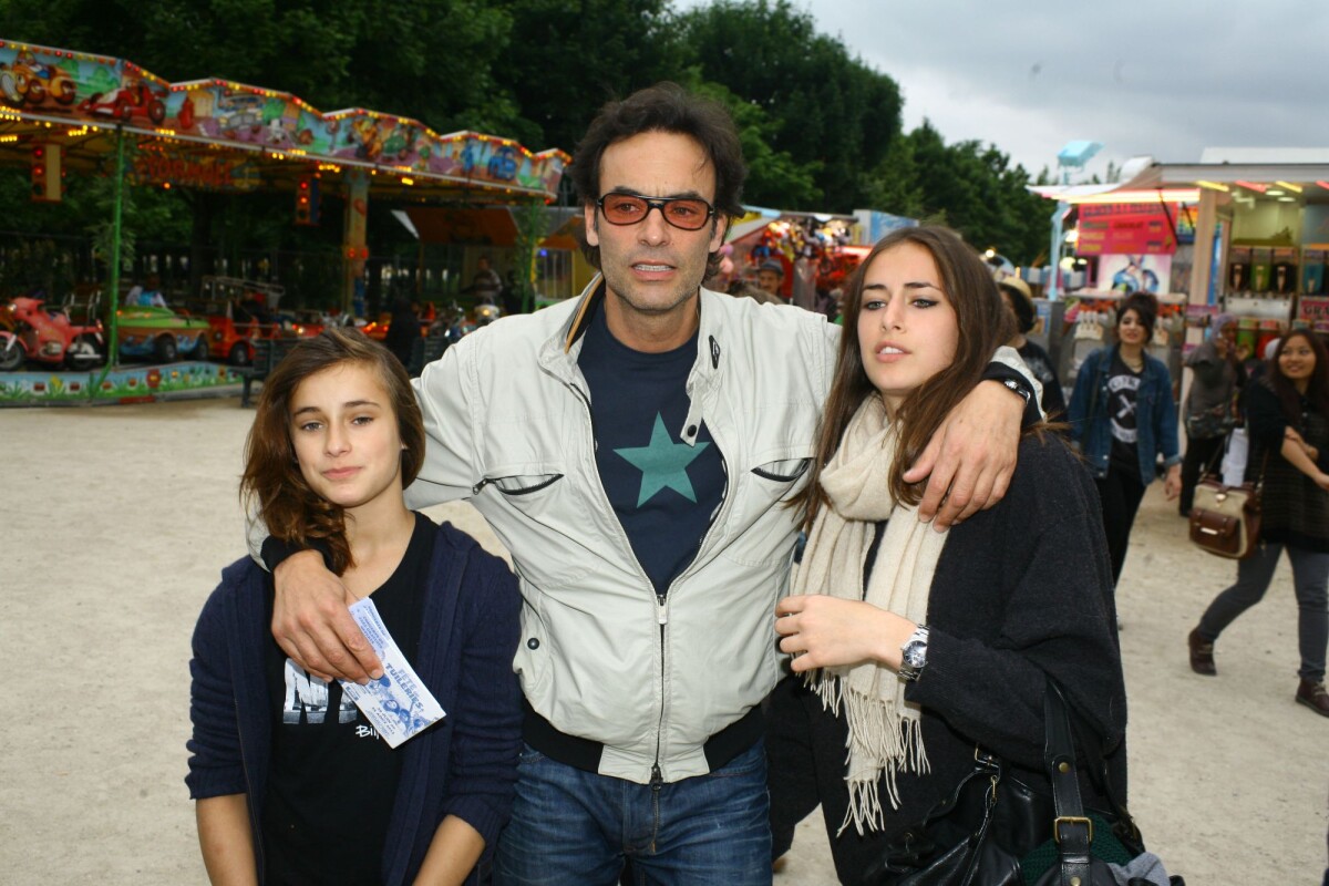 Photo : Anthony Delon Avec Ses Filles Liv Et Loup Lors De L ...