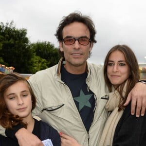 Anthony Delon et ses filles Lou et Liv lors de l'inauguration de la fête foraine des Tuileries à Paris le 28 juin 2013