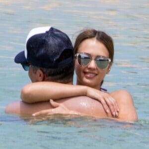 Exclusif - Jessica Alba passe de jolies vacances en famille à Lahaina à Hawaii. Elle profite de quelques moments romantiques à la plage avec son mari Cash Warren et fait du paddle. Le 15 juillet 2016.