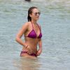 Exclusif - Jessica Alba passe de jolies vacances en famille à Lahaina à Hawaii. Elle profite de quelques moments romantiques à la plage avec son mari Cash Warren et fait du paddle. Le 15 juillet 2016.