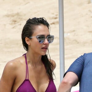 Exclusif - Jessica Alba passe de jolies vacances en famille à Lahaina à Hawaii. Elle profite de quelques moments romantiques à la plage avec son mari Cash Warren et fait du paddle. Le 15 juillet 2016.