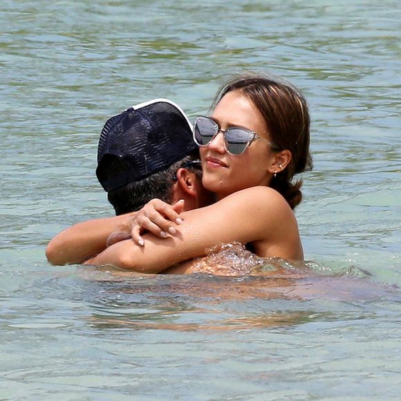 Exclusif - Jessica Alba passe de jolies vacances en famille à Lahaina à Hawaii. Elle profite de quelques moments romantiques à la plage avec son mari Cash Warren et fait du paddle. Le 15 juillet 2016.