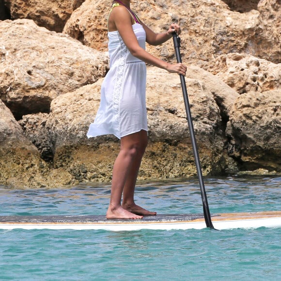 Exclusif - Jessica Alba passe de jolies vacances en famille à Lahaina à Hawaii. Elle profite de quelques moments romantiques à la plage avec son mari Cash Warren et fait du paddle. Le 15 juillet 2016.