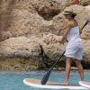 Exclusif - Jessica Alba passe de jolies vacances en famille à Lahaina à Hawaii. Elle profite de quelques moments romantiques à la plage avec son mari Cash Warren et fait du paddle. Le 15 juillet 2016.