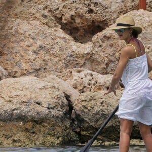 Exclusif - Jessica Alba passe de jolies vacances en famille à Lahaina à Hawaii. Elle profite de quelques moments romantiques à la plage avec son mari Cash Warren et fait du paddle. Le 15 juillet 2016.