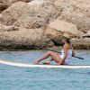 Exclusif - Jessica Alba passe de jolies vacances en famille à Lahaina à Hawaii. Elle profite de quelques moments romantiques à la plage avec son mari Cash Warren et fait du paddle. Le 15 juillet 2016.
